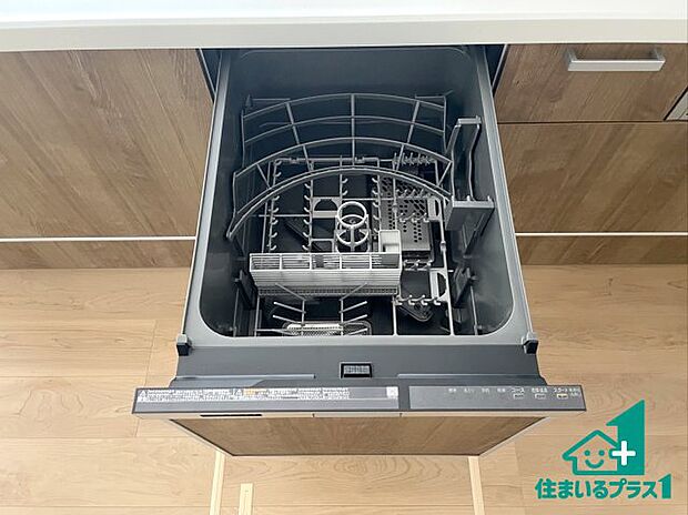 【食器洗浄乾燥機】食事後の一仕事、食器洗いをボタン一つでお任せできちゃいます！場所を取らないビルトイン式なので、お料理スペースもしっかり確保！