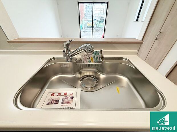 【キッチンシンク】蛇口の先端に浄水器を内蔵しています!原水と浄水、お湯と冷水、シャワーの切替えがワンタッチなので用途によって使い分けられます。