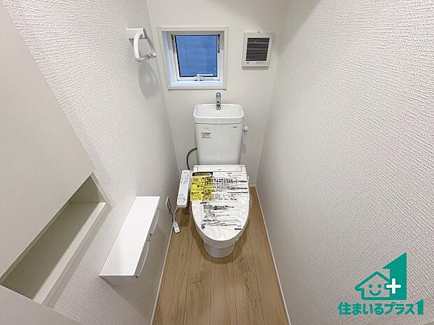 【独立洗面台】清潔感のある洗面台です。フラットな鏡は掃除がしやすく毎日清潔!ホースは引き出して使えるので洗顔やお掃除の際に便利です!