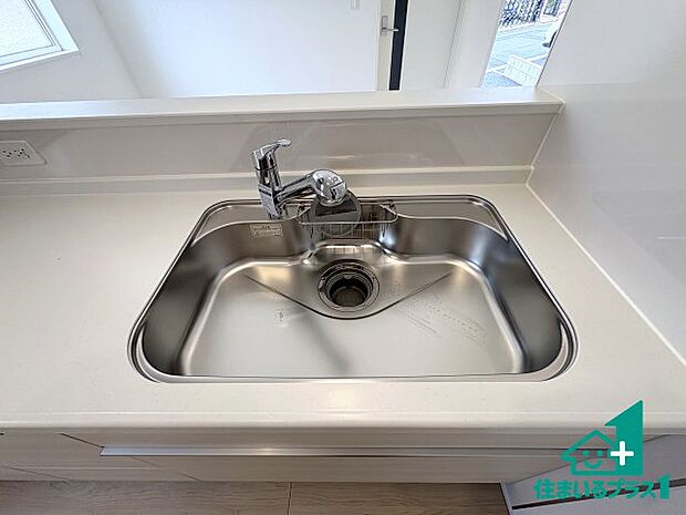 【キッチンシンク】蛇口の先端に浄水器を内蔵しています!原水と浄水、お湯と冷水、シャワーの切替えがワンタッチなので用途によって使い分けられます。