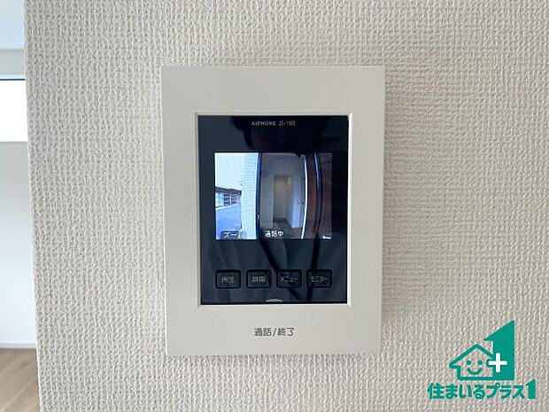【カラーモニターインターホン】声だけでなく来訪者の姿や顔がモニターで確認できるので、小さなお子様がいらっしゃるご家庭でも安心できます！