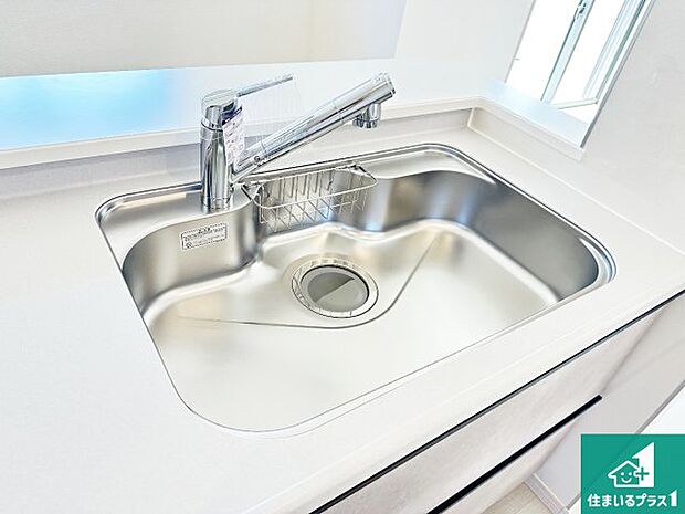 【キッチンシンク】蛇口の先端に浄水器を内蔵しています!原水と浄水、お湯と冷水、シャワーの切替えがワンタッチなので用途によって使い分けられます。