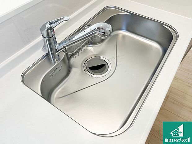 【キッチンシンク】蛇口の先端に浄水器を内蔵しています!原水と浄水、お湯と冷水、シャワーの切替えがワンタッチなので用途によって使い分けられます。