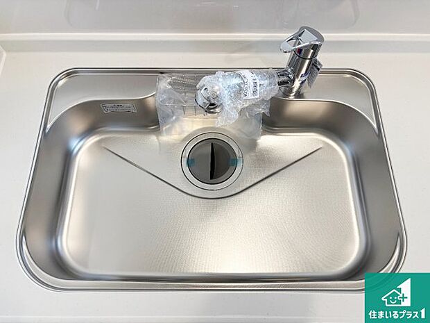 【キッチンシンク】蛇口の先端に浄水器を内蔵しています!原水と浄水、お湯と冷水、シャワーの切替えがワンタッチなので用途によって使い分けられます。