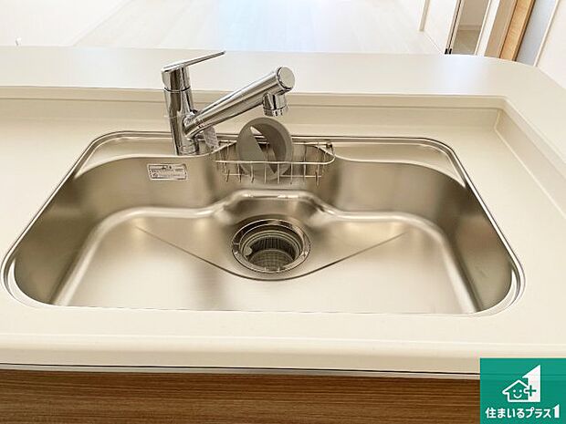 【キッチンシンク】蛇口の先端に浄水器を内蔵しています!原水と浄水、お湯と冷水、シャワーの切替えがワンタッチなので用途によって使い分けられます。