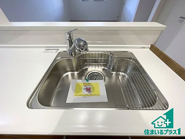 【キッチンシンク】蛇口の先端に浄水器を内蔵しています!原水と浄水、お湯と冷水、シャワーの切替えがワンタッチなので用途によって使い分けられます。