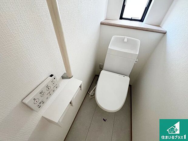 【独立洗面台】清潔感のある洗面台です。フラットな鏡は掃除がしやすく毎日清潔!ホースは引き出して使えるので洗顔やお掃除の際に便利です!
