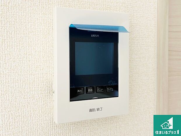 【カラーモニターインターホン】声だけでなく来訪者の姿や顔がモニターで確認できるので、小さなお子様がいらっしゃるご家庭でも安心できます！