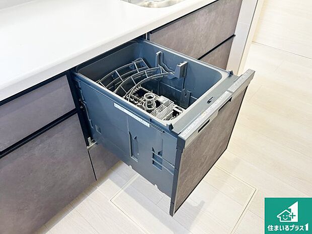 【食器洗浄乾燥機】食事後の一仕事、食器洗いをボタン一つでお任せできちゃいます！場所を取らないビルトイン式なので、お料理スペースもしっかり確保！