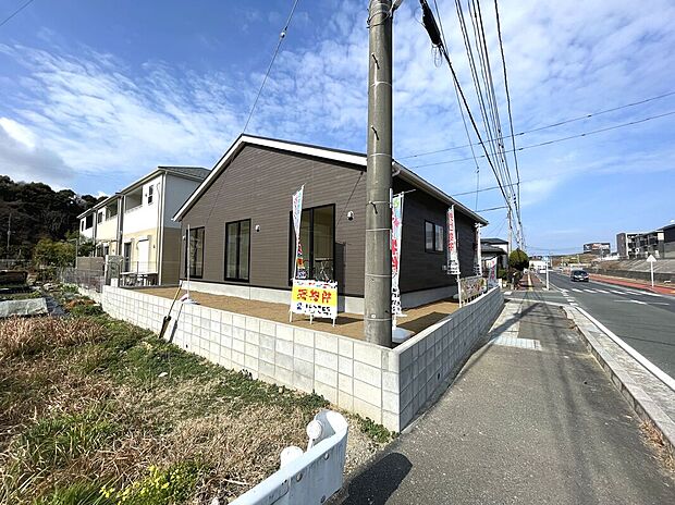 道路幅の広い角地で陽当たり良好+開放感有り！