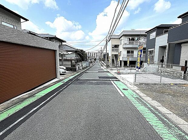 前面道路幅員約6ｍで広々、車の出し入れ楽々！