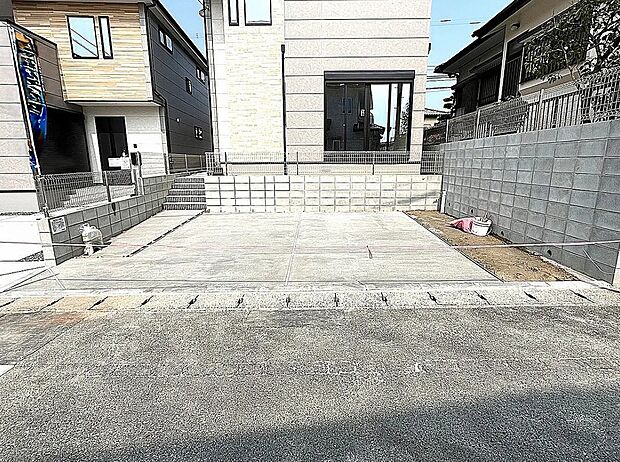 【2号棟】道路幅の広い両面道路で陽当たり良好+開放感有り!