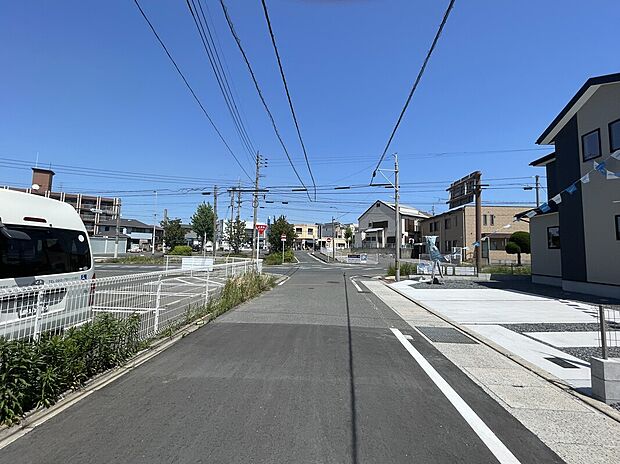 前面道路広く、車の出し入れ楽々！