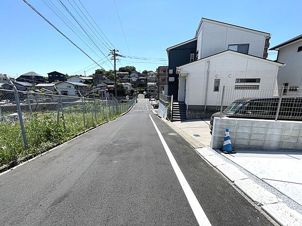 前面道路広く駐車楽々!