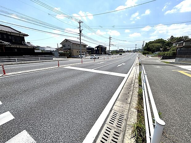 広々開放的な南道路で陽当たり良好+開放感有り！