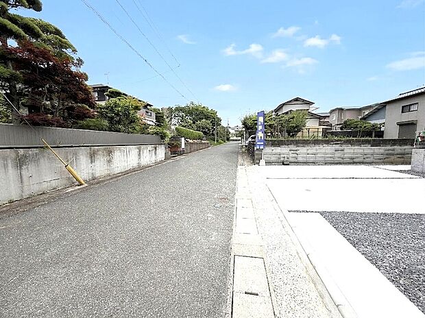 前面道路幅員6ｍで広々、車の出し入れ楽々！