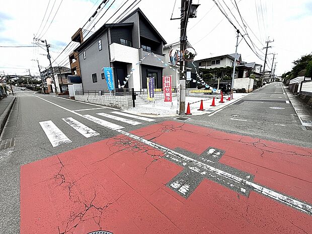 角地で陽当たり良好+開放感有り！
