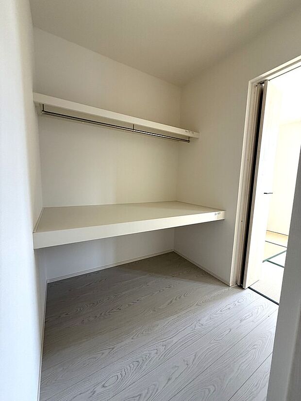 【ファミリークローク】和室と廊下から行き来できる広々ファミリークローク!嬉しい収納力♪