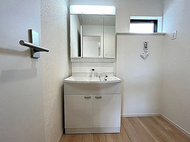 【【1号棟】洗面脱衣室】窓付きの明るい洗面脱衣室！