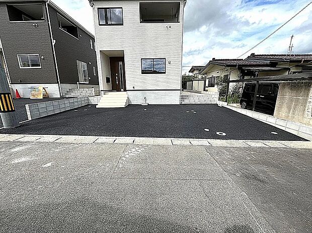 【【1号棟】駐車場】駐車並列最大3台可！