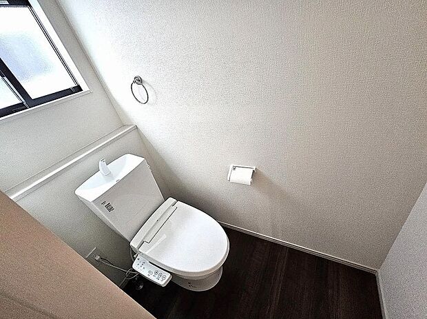 【トイレ】トイレは1階と2階にあります。