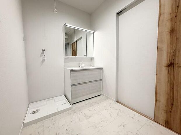 【洗面脱衣室】ゆったりとした洗面脱衣室で朝の混雑時も安心!収納豊富でお洒落な洗面化粧台♪