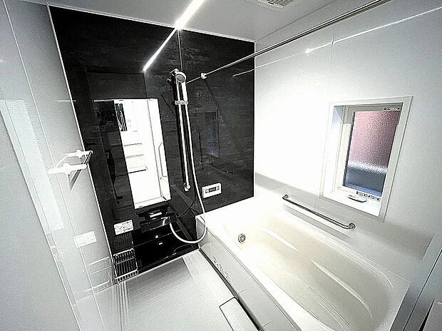 【浴室】浴室乾燥暖房付き!窓付きで換気も十分にできます。