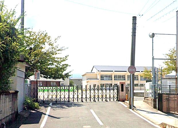 春日市立春日北小学校(約883m)