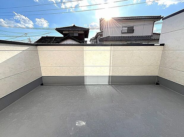 【バルコニー】洗濯物がたくさん干せる広々バルコニー！南向きで陽当たり良好♪
