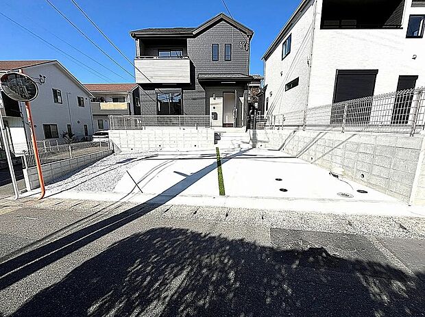 【【A号棟】外観】駐車並列3台可!