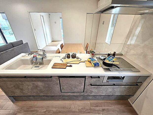 【【1号地】キッチン】家族の会話が弾むカウンターキッチン!食洗機付きの高級感のあるシステムキッチンです♪