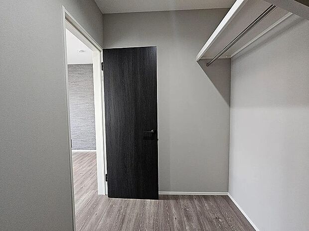 【【4号地】ウォークインクローゼット】衣類はもちろん、キャリーケースやゴルフバッグなど大きな物も楽々収納できます。