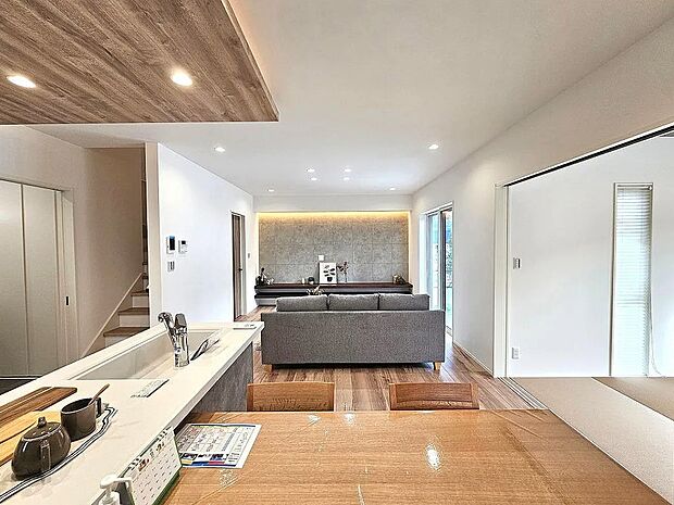 【【1号地】リビング】対面キッチンがご家族のあたたかい時間を演出!