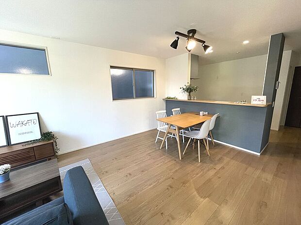 【リビング】対面キッチンがご家族のあたたかい時間を演出！