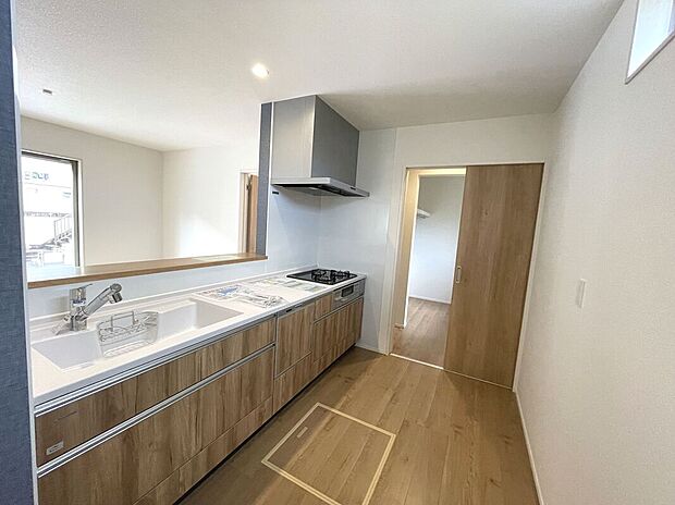 【キッチン】家族の会話が弾むカウンターキッチン！