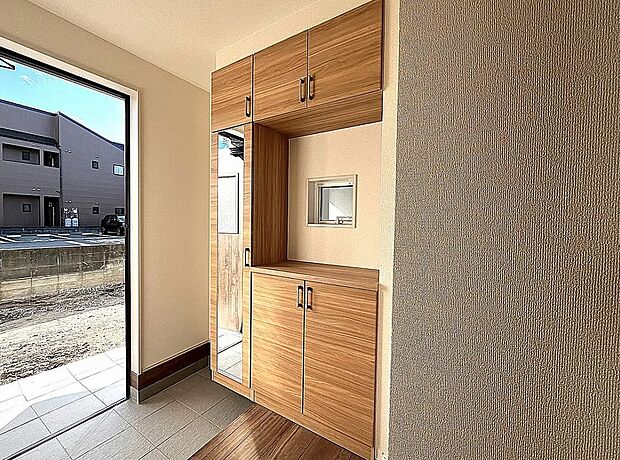 【【1号棟】玄関】シューズクローゼット付きで玄関すっきり！全身ミラーでお出かけ前の身だしなみチェックもできます♪