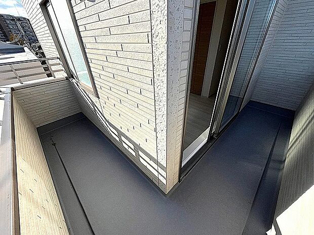 【【3号棟】バルコニー】バルコニーは2階と3階にあります！洗濯物がたくさん干せます♪