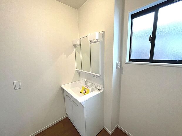 【【2号棟】洗面脱衣室】窓付きの明るい洗面脱衣室！