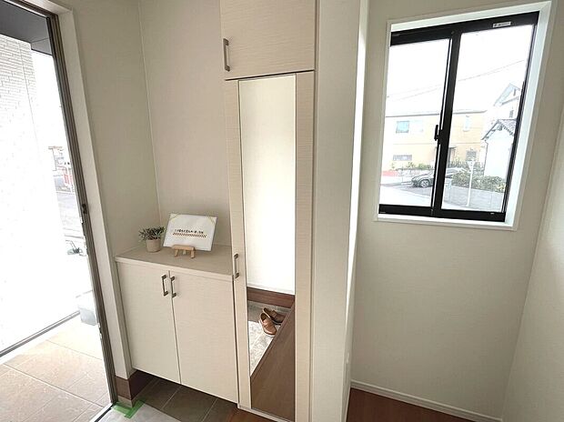 【【2号棟】玄関】シューズボックス付きで玄関すっきり！全身ミラーでお出かけ前の身だしなみチェックもできます♪