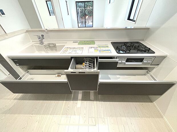 【【3号棟】キッチン】収納豊富なシステムキッチン、食器洗浄乾燥機付き！