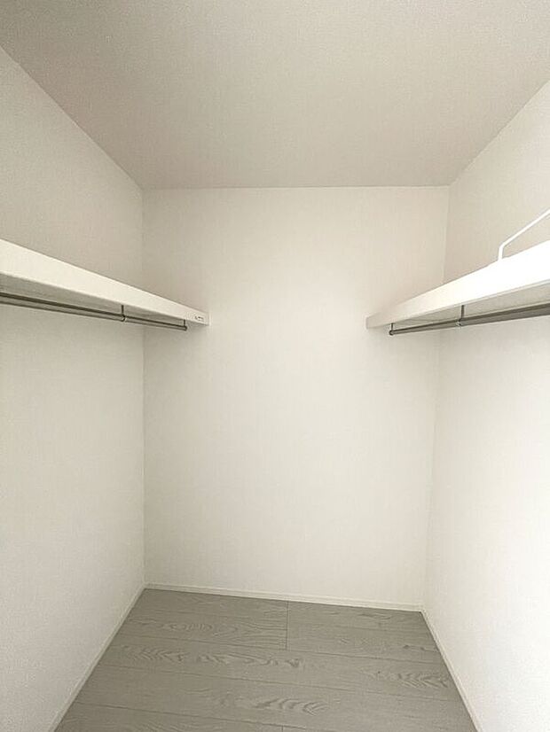 【【2号棟】ウォークインクローゼット】収納力が嬉しいウォークインクローゼット、大きな物も楽々収納できます！