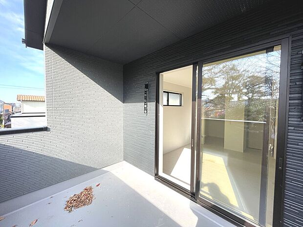 【【3号棟】バルコニー】使い勝手の良い広々バルコニー、南向きで陽当たり良好！