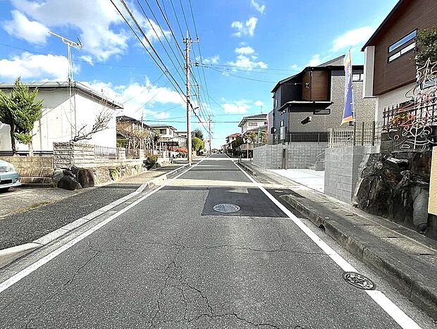 【前面道路】前面道路広く、車の出し入れ楽々！