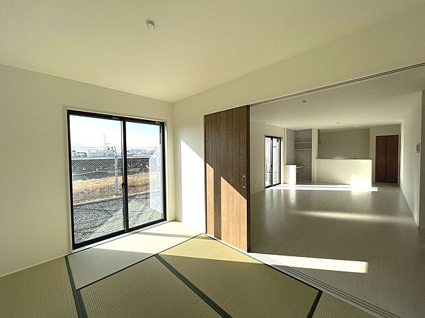 【和室】リビングとつなげて使うこともできるゆったり6帖の和室！