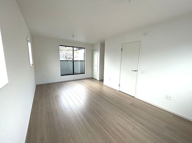 【洋室】2階11帖洋室！ドアが2箇所にあり、間仕切りで2部屋としてもお使いいただけます。