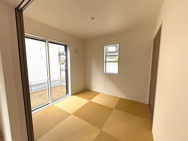 【【3号棟】和室】リビングとつなげて使うこともできる2面採光の明るい和室！