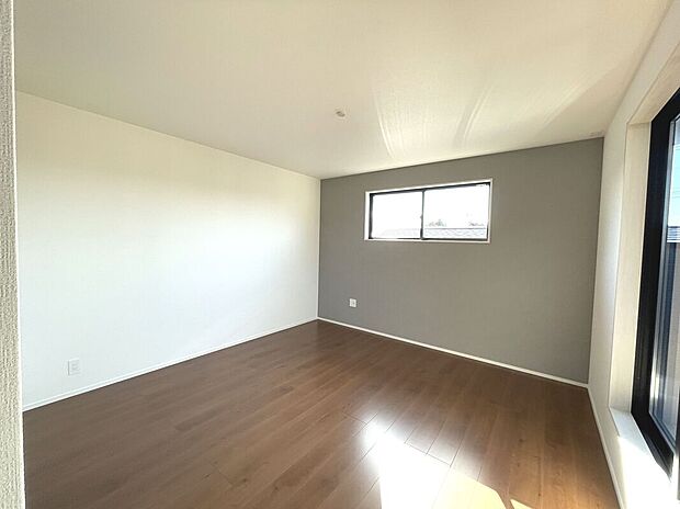 【【1号棟】主寝室】ゆったりとした主寝室！アクセントクロスがお洒落空間を演出♪