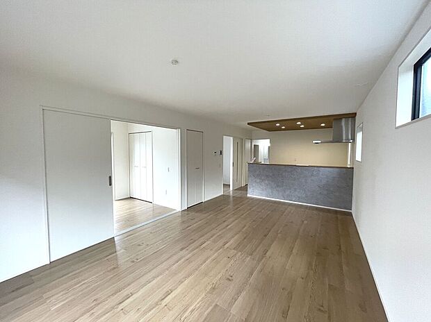 【リビング】LDK+洋室でさらに広々23帖！