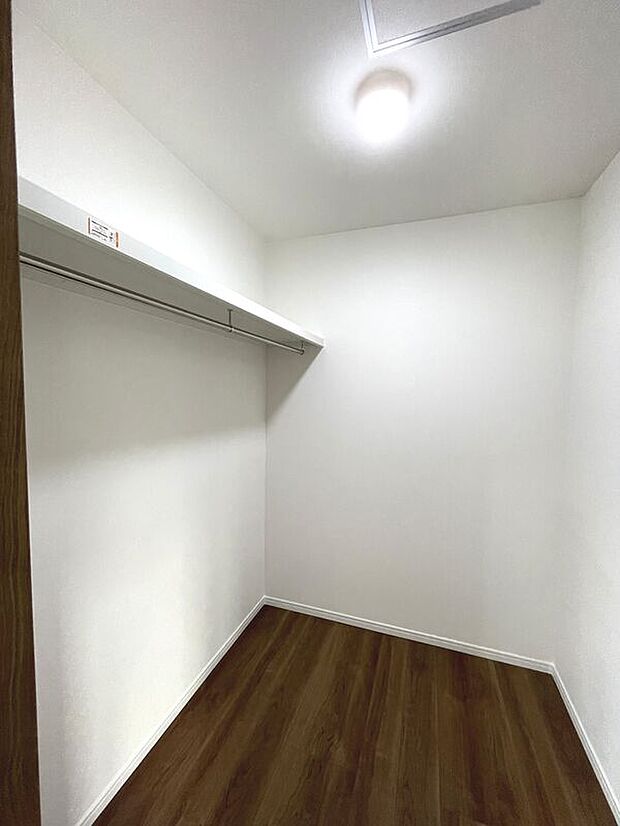 【【A号地】ウォークインクローゼット】衣類はもちろん、大きな物も楽々収納できます！