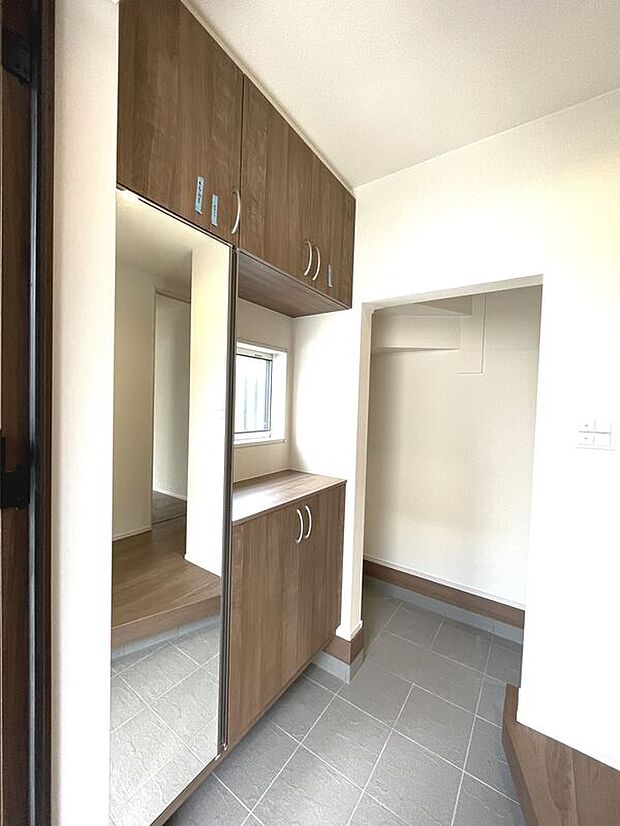 【玄関】全身ミラーでお出かけ前の身だしなみチェックもできます！